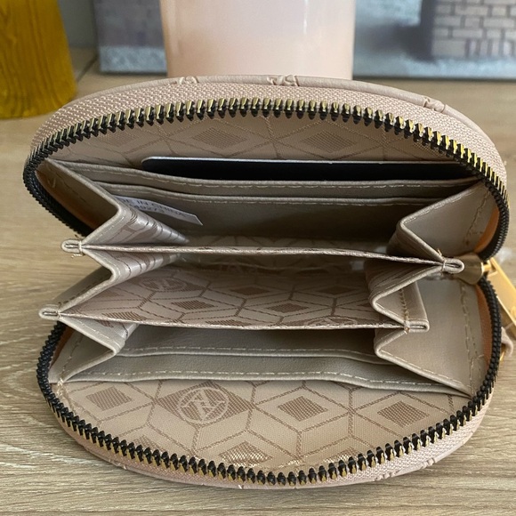 NWT gorgeous Adrienne Vittadini Card/Key Chain Wallet - Picture 5 of 5